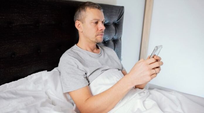 Morning Phone Use Ages Your Brain