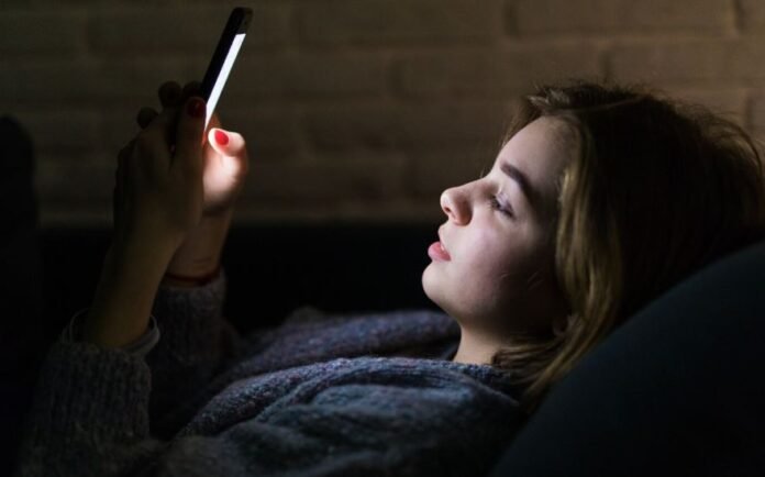Scrolling at Night Steals Recovery